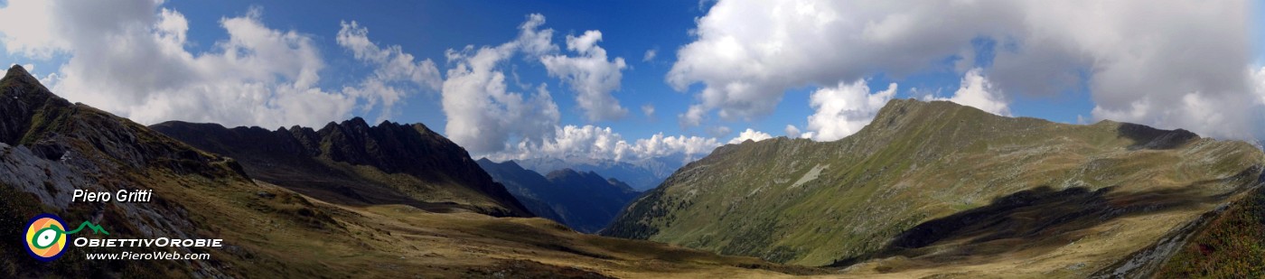 70 Panoramico ampio Vallone con Pizzo del Vallone a sx e Cime di Lemma a dx.jpg